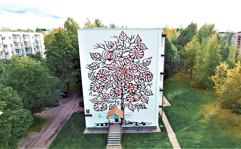 Namas, papuoštas karpiniu