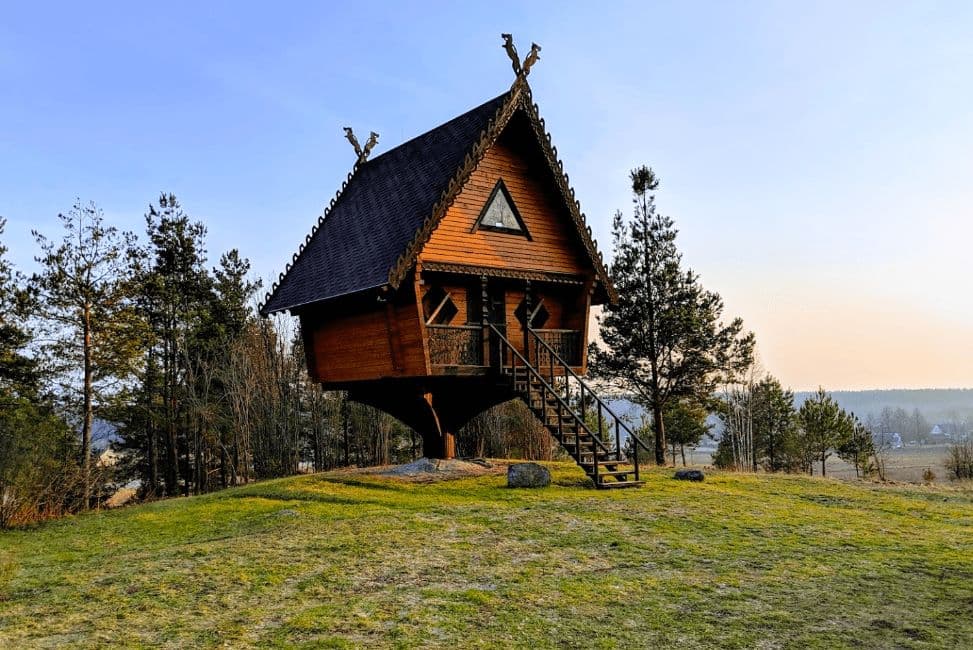 Namelis ant vištos kojelės