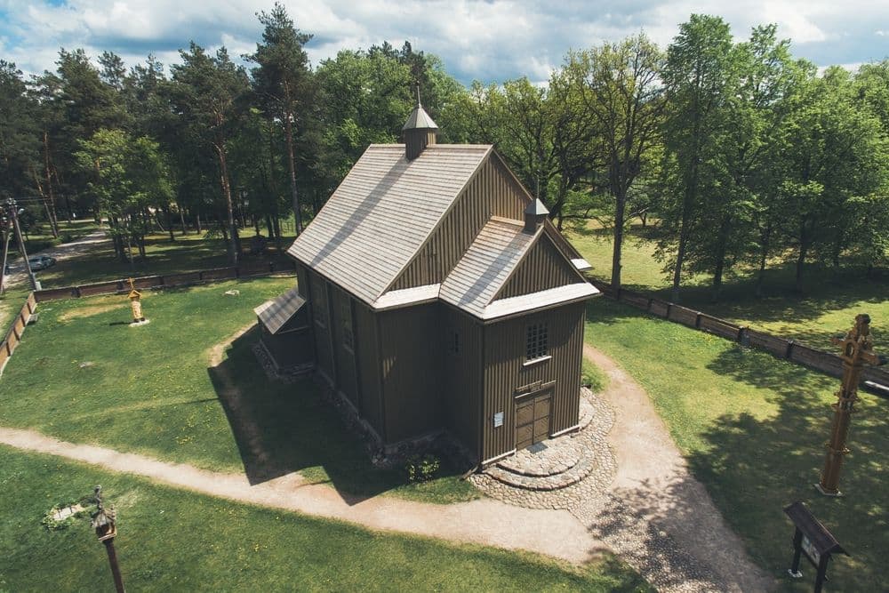 Palūšės šv. Juozapo medinė bažnyčia su varpine