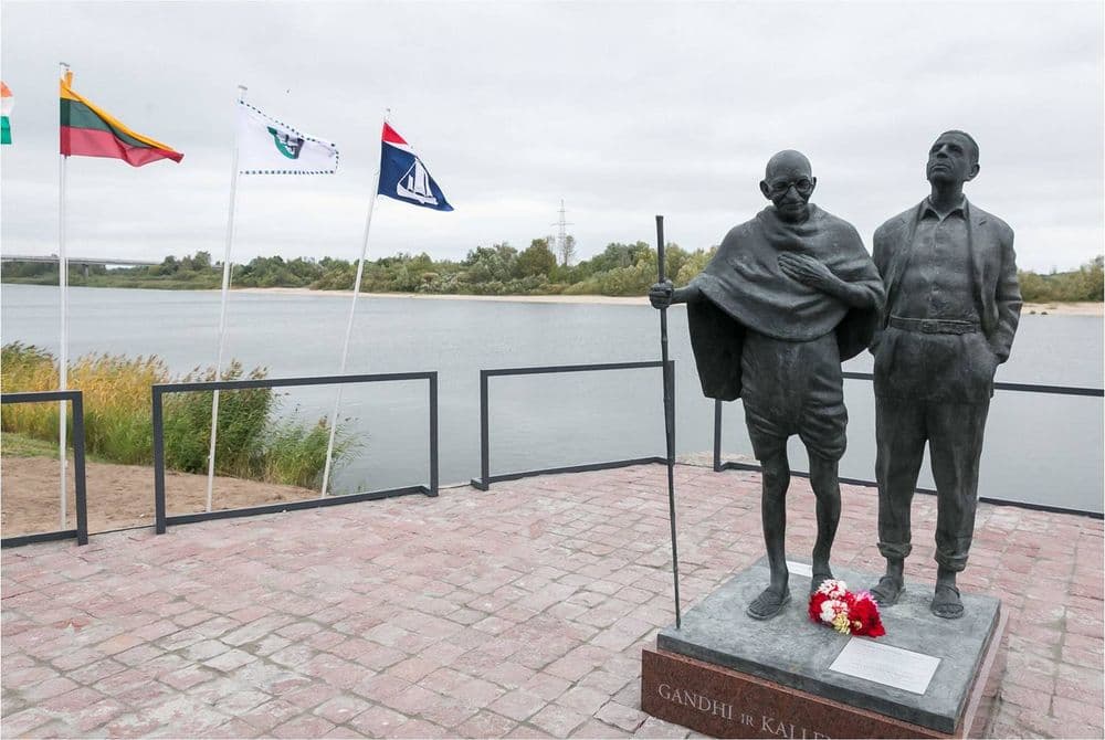 Paminklas Mahatma Ghandžiui ir Hermanui Kalenbachui