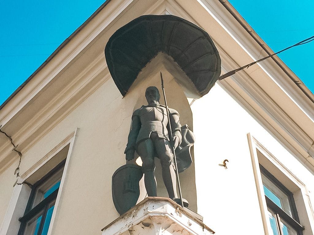 Skulptūra „Miesto vartų sargybinis“