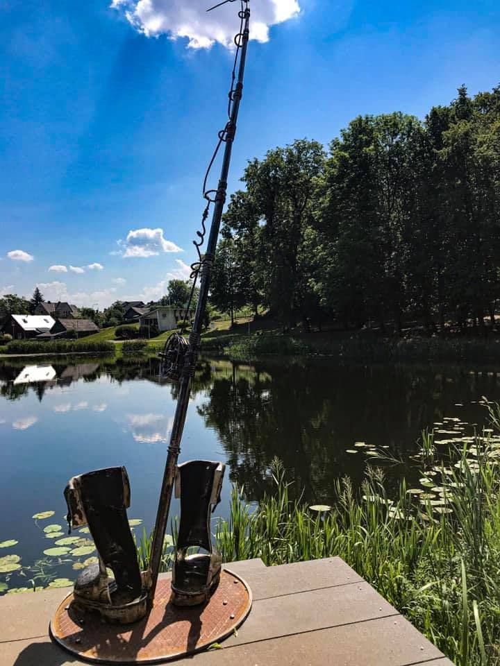 Skulptūra „Žvejo batai su meškere“