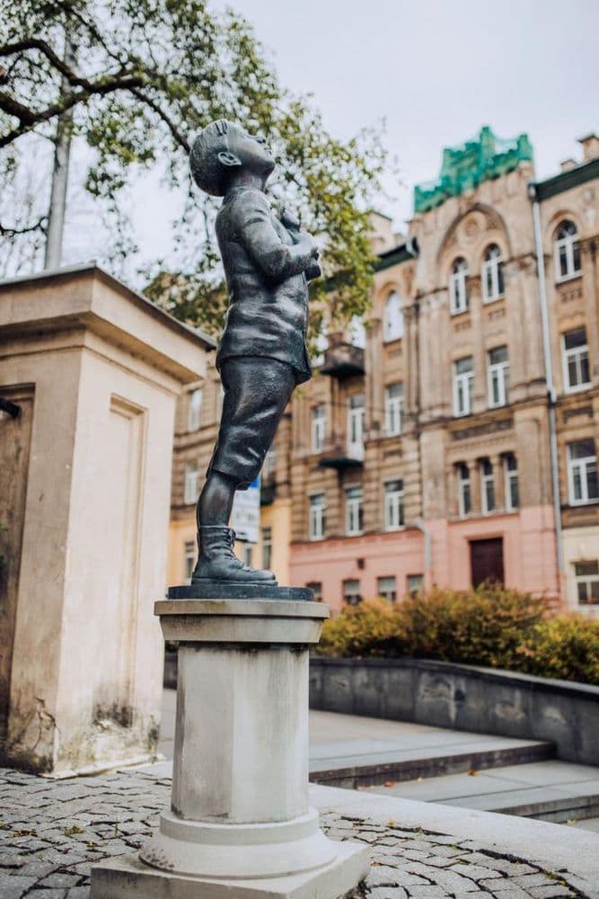 Paminklas Romainui Gary #3